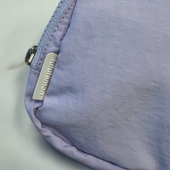 💜🍋 Lululemon 🍋💜 Everywhere Belt Bag Lavender Fog - Picture 7 of 11
